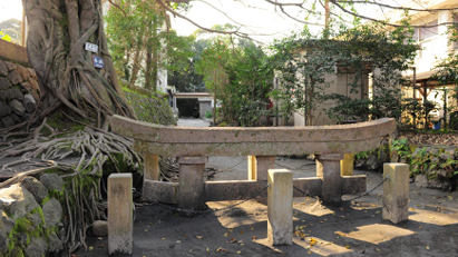 Kurokami Buried Shrine Gate